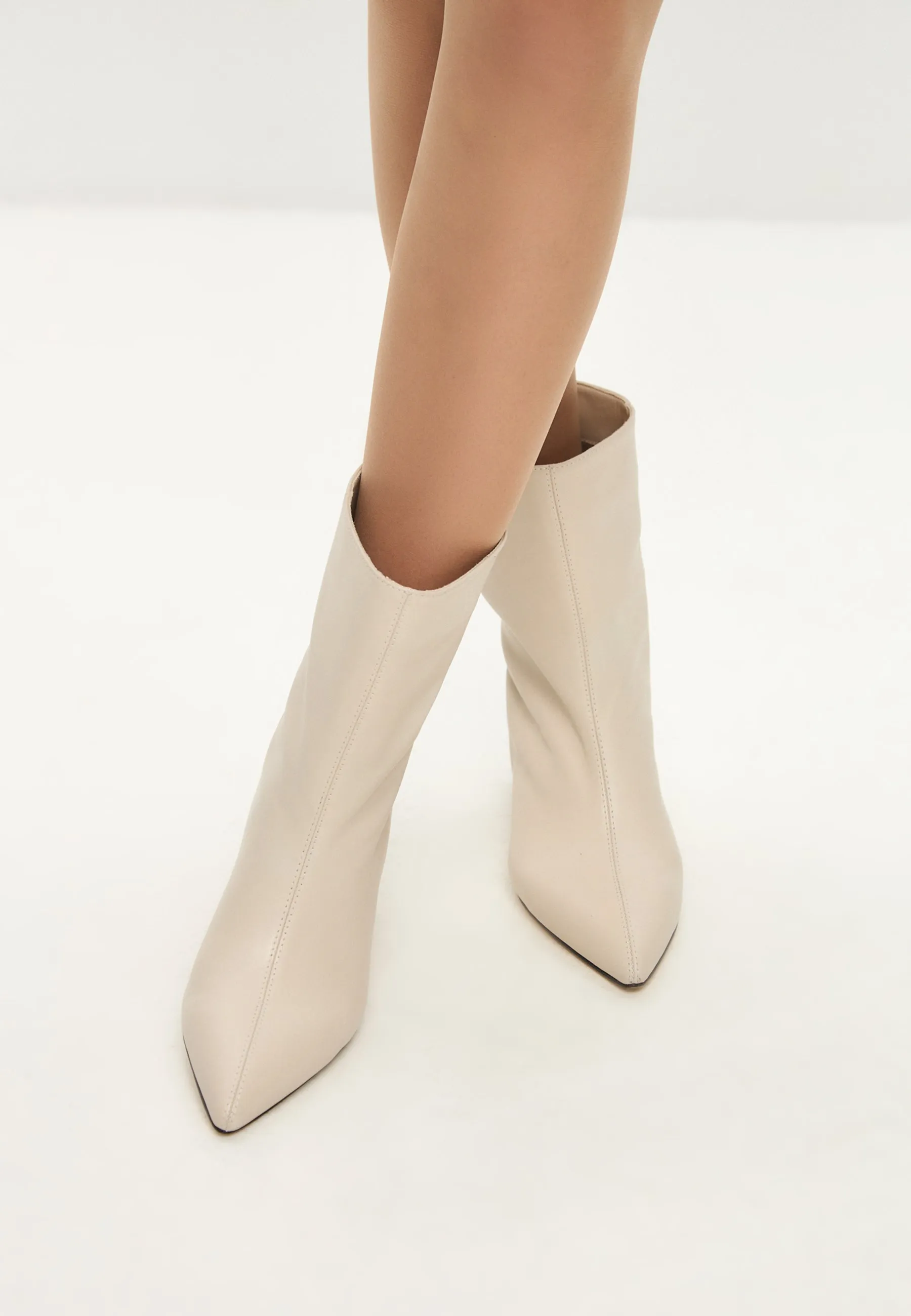 Kitten Heel Ankle Boots Dolly - White